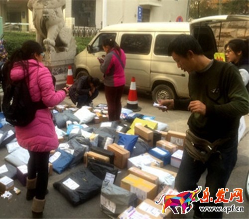 雙十一過后迎來收貨潮 大學校園被快遞“占領(lǐng)” 雙十一購物.jpg